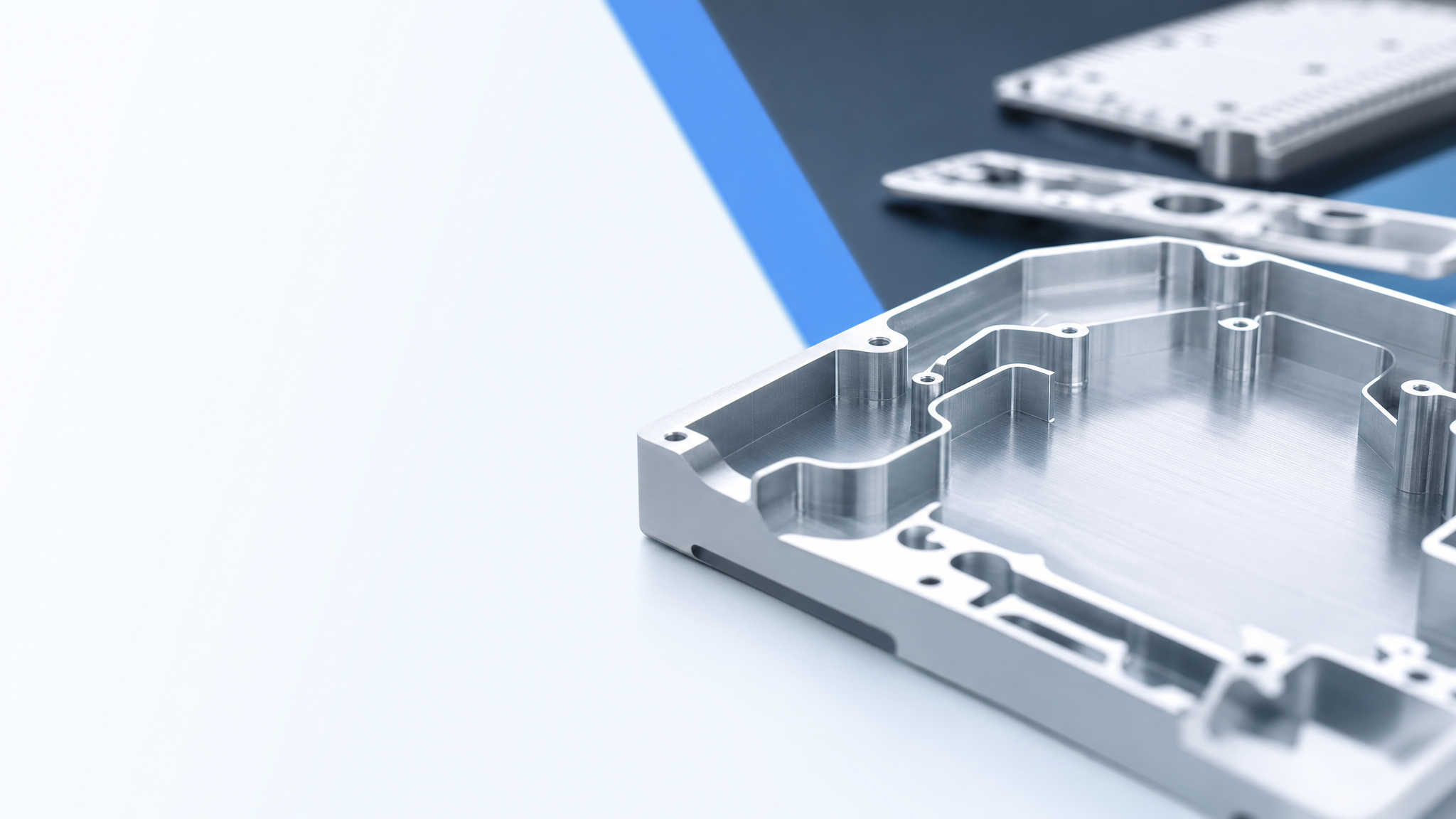 Aluminium Frästeil vor blauen Hintergrund | Frästeile online | Drehteile online bestellen bei InstaWerk